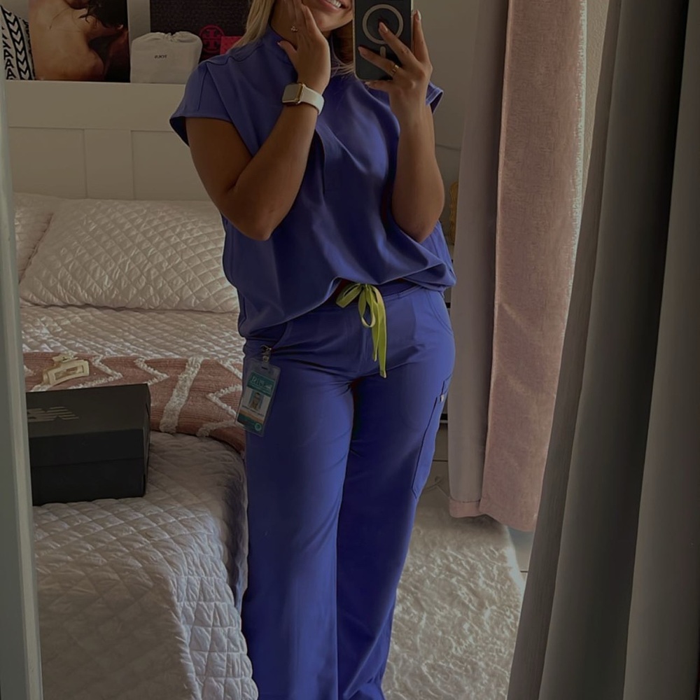 Figs Women's Blueberry Color Scrub Set